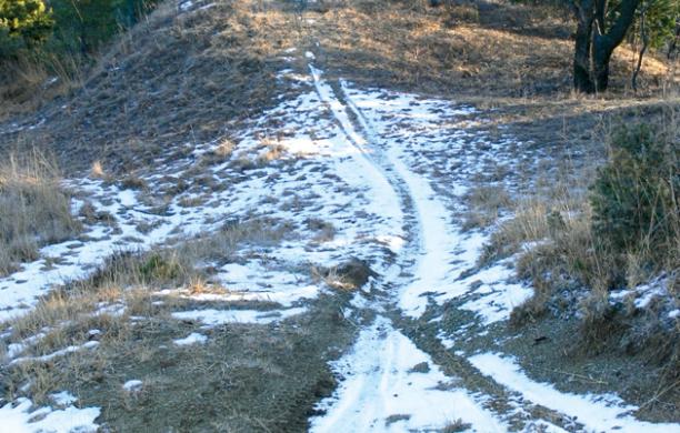 Monte Cuneo, fili metallici tesi sul sentiero: paura in mountain-bike
