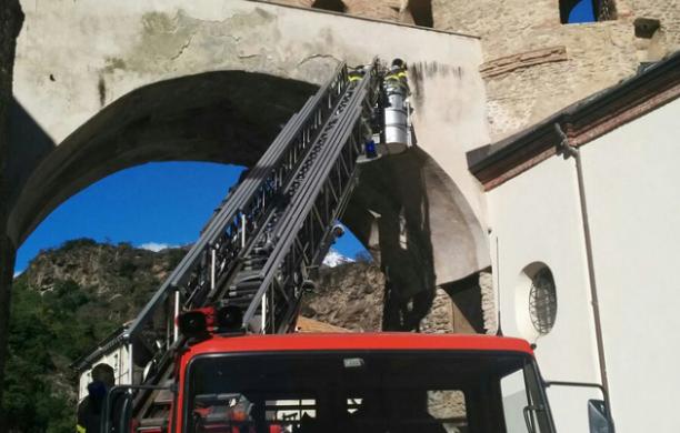 Infiltrazioni d'acqua: crolla l'intonaco di porta Savoia