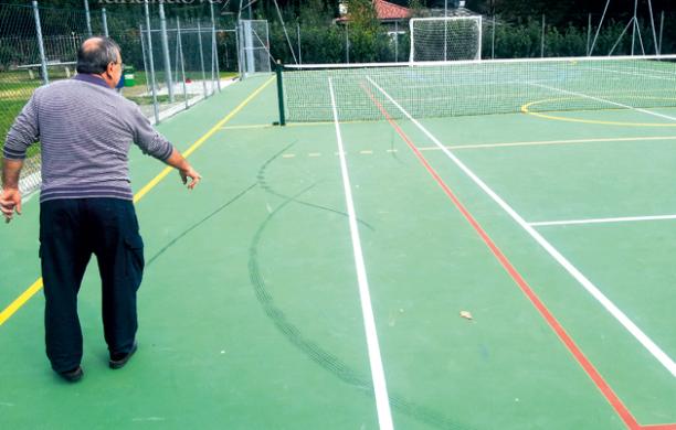 In moto di notte sulla piastra polivalente