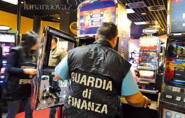 Slot abusive, blitz della Finanza