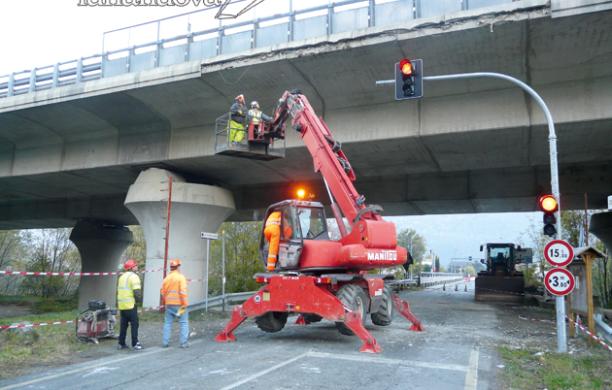 Piovono calcinacci dal viadotto dell'A32 a San Valeriano
