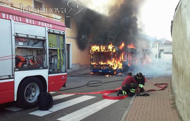 Brucia bus in via Balma, uffici comunali inagibili