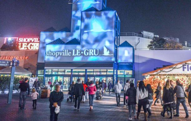 Shopping notturno tra le polemiche