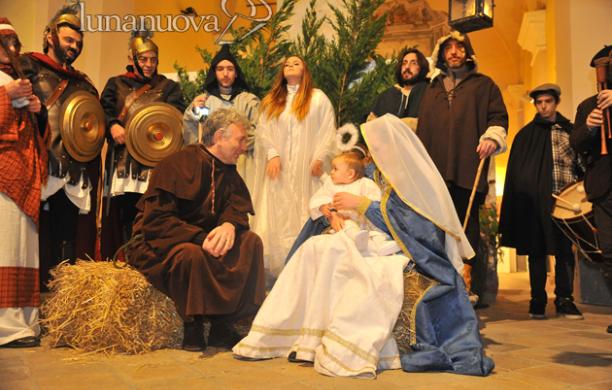 Il presepe vivente in scena nelle vie del centro storico