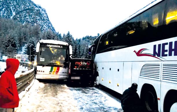 Scontro fra bus, bloccata l'ex statale 24
