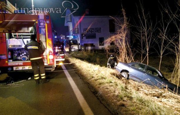 Finisce con l'auto nella scarpata