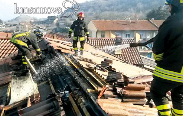Bruciano due tetti in poche ore