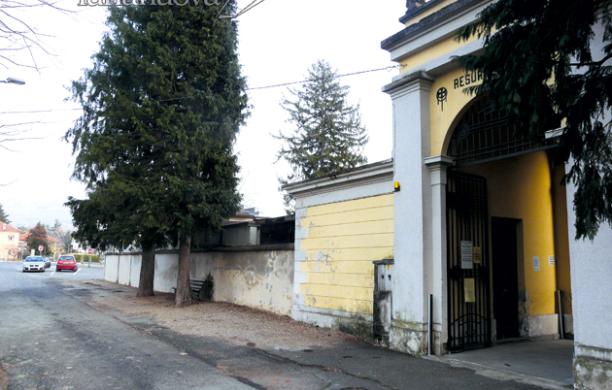 Due borse rubate davanti al cimitero: ricompaiono senza soldi sullo zerbino
