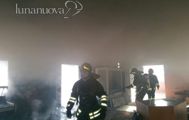 Casa in fiamme a pochi passi dalle bancarelle