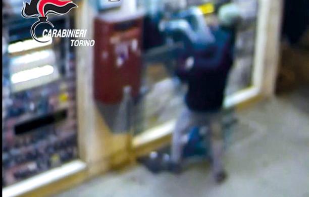 I "contorsionisti" in manette: fatale l'ultimo colpo