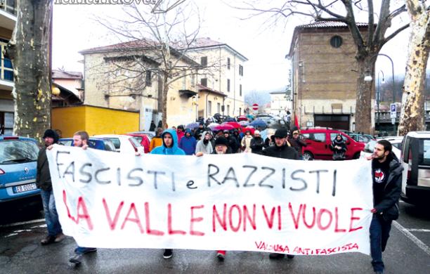 Gli antifascisti cacciano Forza Nuova: un centinaio per dire "no" al razzismo