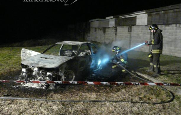 Si dà fuoco dentro la sua macchina: per gli inquirenti l'uomo si è suicidato