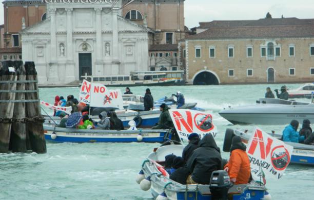 A Venezia il sì di Renzi e Hollande: battaglia navale No Tav nelle calli