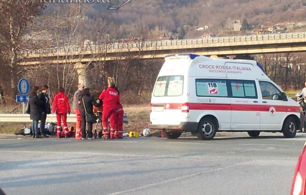 Finisce con la moto contro il guardrail, salvo per miracolo