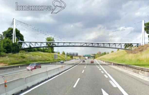 In bicicletta sopra la tangenziale