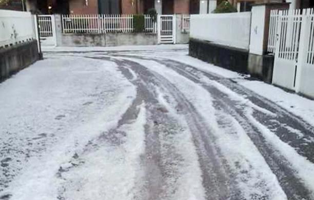 Grandinata record in bassa valle: come fosse neve