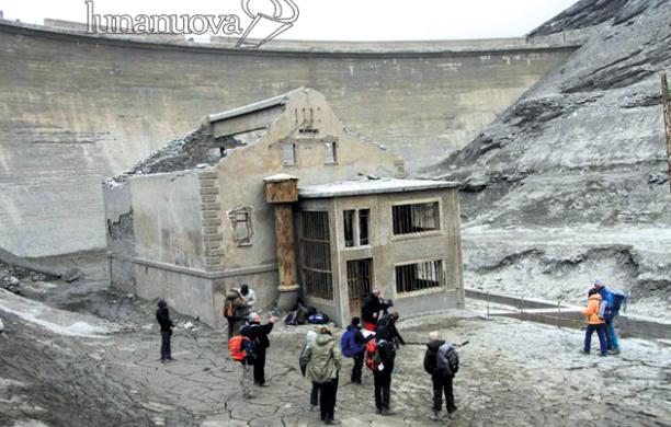 Profumo di resina, ciak nel lago vuoto sfidando gelo e tempesta di neve