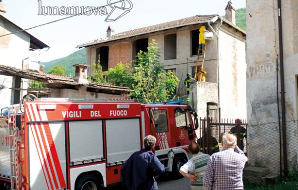 Le api sciamano, la strada rimane bloccata