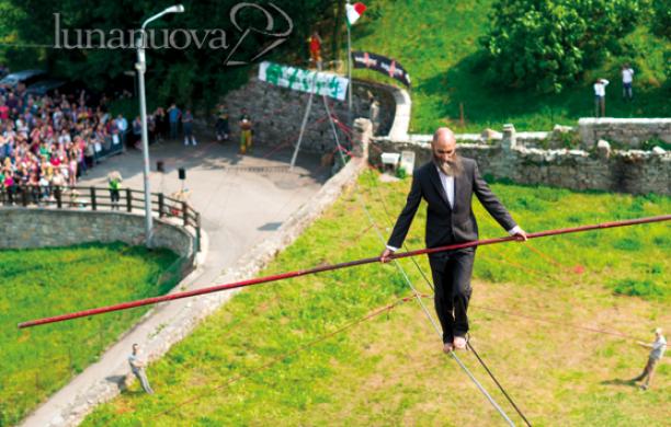 In centinaia con il naso all'insù, Andrea Loreni cammina sul cielo