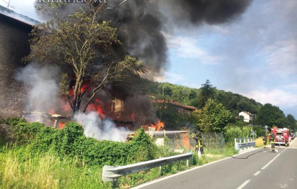 Bruciano le tettoie al Malpasso, statale bloccata