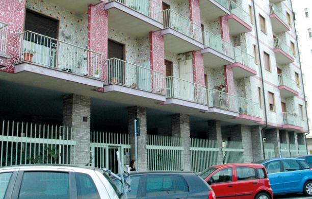 Svaligiavano alloggi senza forzare la porta: presi in flagrante
