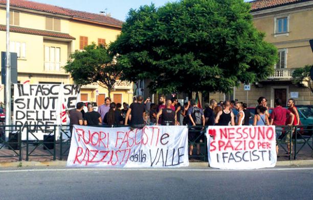 Alpignano, tre cortei ieri sera in centro: la questione rifugiati accende la piazza