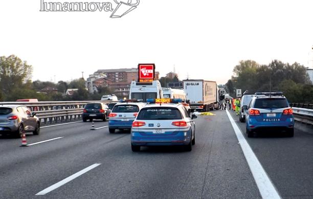 Collegno, scende dal furgone, elettricista travolto da un Tir
