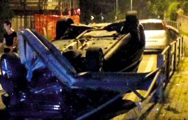 Caselette, si cappotta con l'auto: è illeso per miracolo