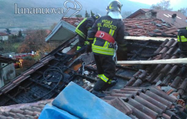 Foresto: va a fuoco il tetto, abitazione inagibile