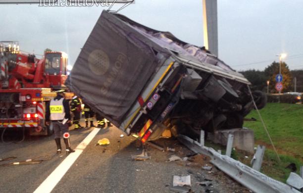 Beinasco, camionista muore nello schianto contro il palo in autostrada