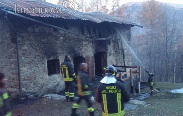 Chiomonte: fuoco sulla montagna, baita distrutta dalle fiamme