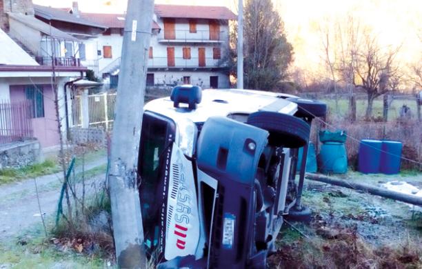 Ghiaccio a Mattie, si ribalta il furgone portavalori