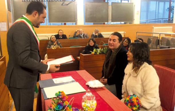Grugliasco, fiori d'arancio in municipio per la sposa trans