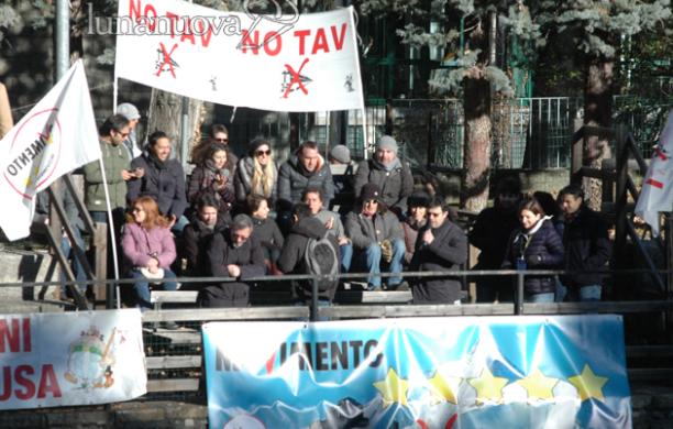 Flash mob M5S a Susa: «Se andremo al governo, addio alla Torino-Lione»