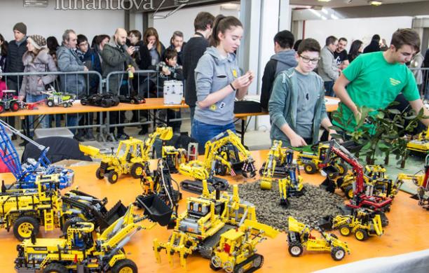 Grugliasco: un mare di gente per ammirare le creazioni a base di Lego