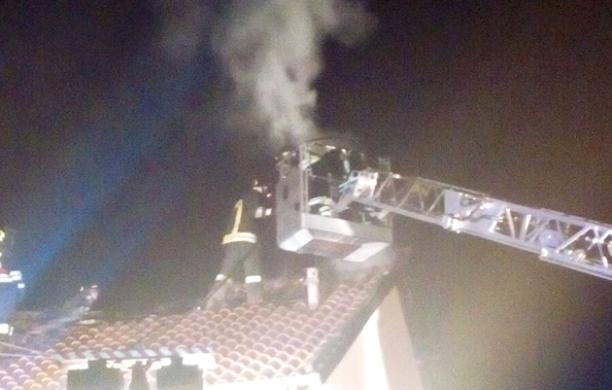 Rogo nella notte a S.Valeriano: brucia mezzo tetto, ma la casa è salva