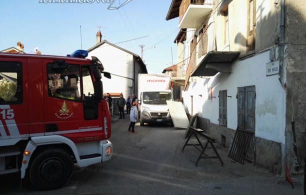 Bruzolo, un furgoncino travolge il balcone: cadono le lastre in pietra