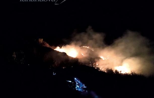 Condove, tre ettari di bosco a fuoco nella notte: caccia al piromane