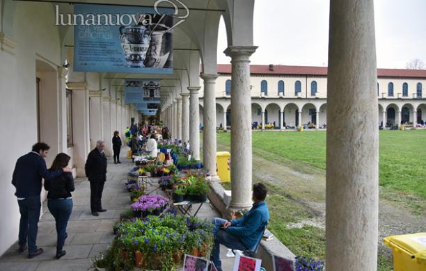 Collegno, ressa sotto i portici restaurati della Certosa