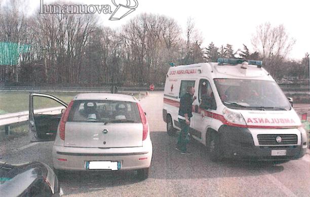 Orbassano, ambulanza bloccata da due automobilisti: paziente salvato