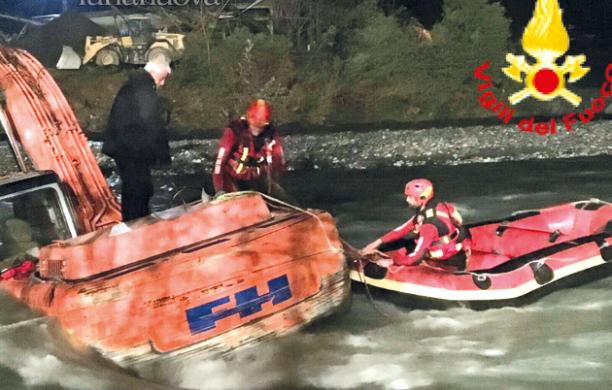 Chiusa S.Michele: con l'escavatore a mollo nella Dora, portato in salvo