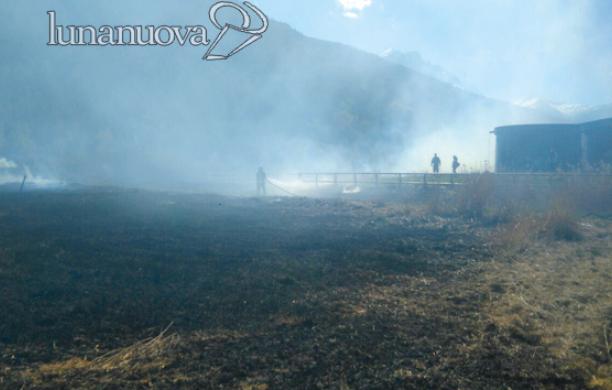 Oulx, incendio in mezzo alle case: lago Borello accerchiato dal fuoco