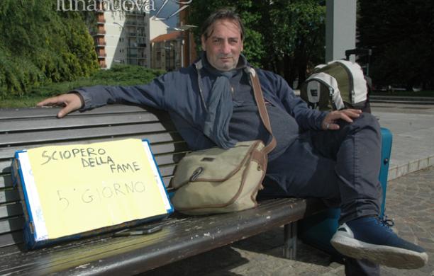 Collegno, una settimana di sciopero della fame su una panchina