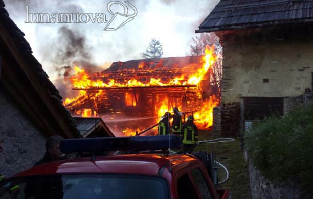 Bardonecchia, fiamme all'alba: bruciano gli chalet