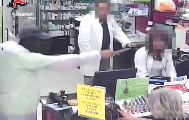 Collegno, coltello e tuta da imbianchino per le rapine alle farmacie