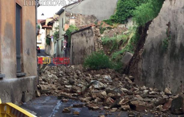 Rivoli: boato nella notte, crolla un muro sulla strada