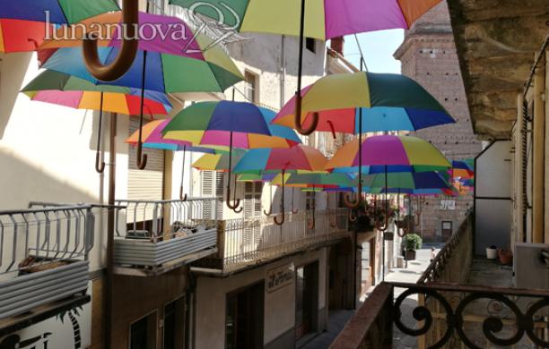 Giaveno, un'estate "Sotto un cielo di ombrelli"
