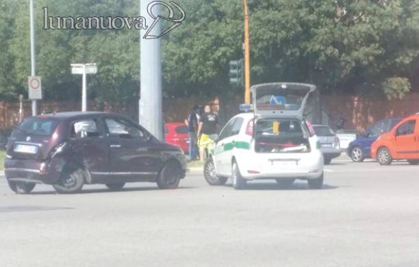 Grugliasco, lavavetri falciato in corso Allamano: l'auto pirata non si ferma