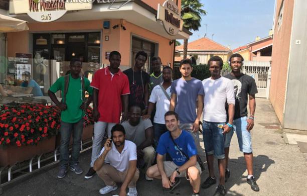 Alpignano, migranti imbianchini all'opera al Movicentro