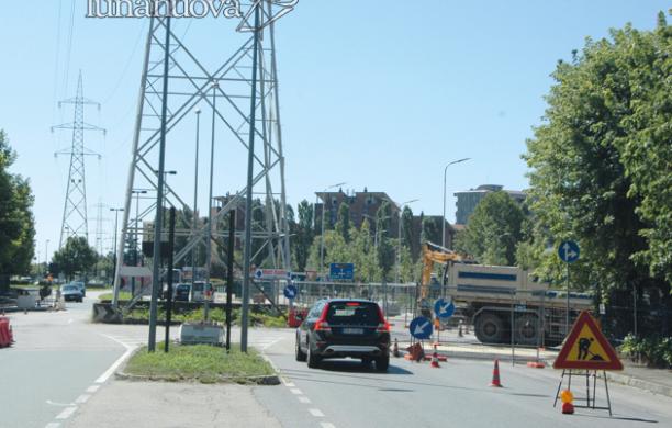 Beinasco, partiti i lavori per la nuova rotonda intorno al "traliccio della morte"